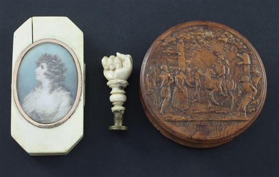 A snuff box, a box and a desk seal